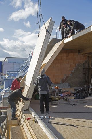 Bauen mit hoch wärmegedämmten Fertigteilen: absenken, einpassen, anschrauben – fertig - Mansarddach Karlsruhe
